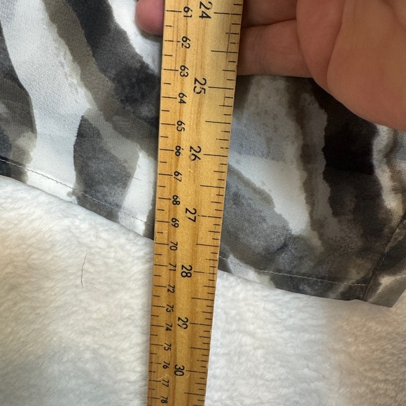 Edit Jeanne Beker Blouse Womens Size 4 Animal Print Sheer Button Down Oversized - Picture 7 of 8